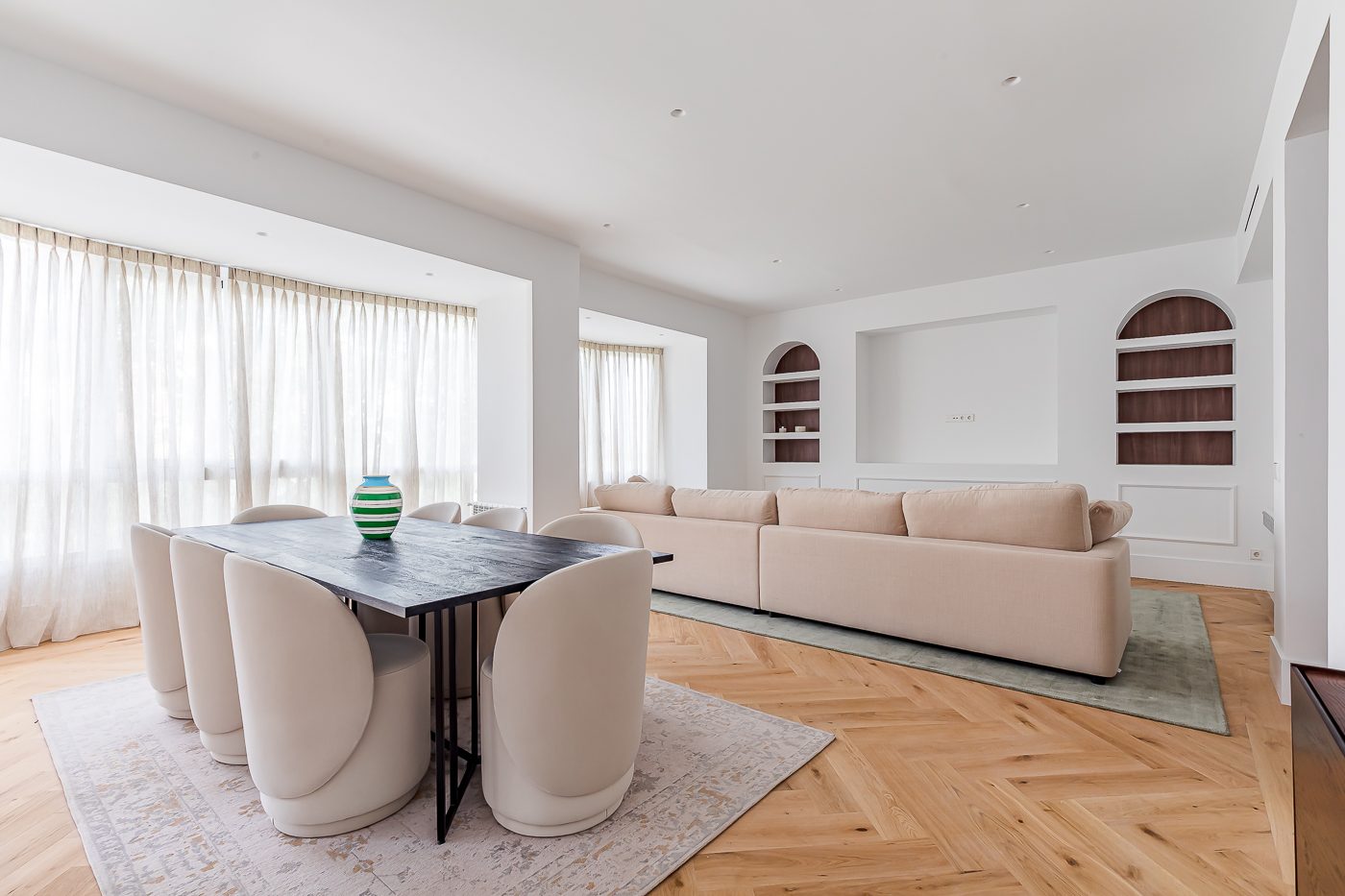 Salón comedor luminoso con suelo de madera en espiga de la vivienda en venta en Calle María de Molina 68, barrio de Salamanca