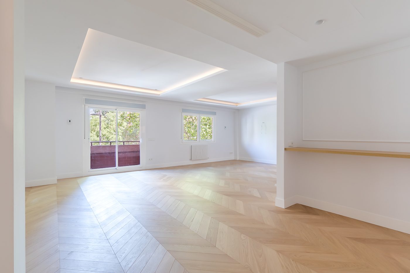 Salón luminoso con suelo de madera en espiga de la vivienda en venta en Paseo General Martínez Campos 2, Chamberí