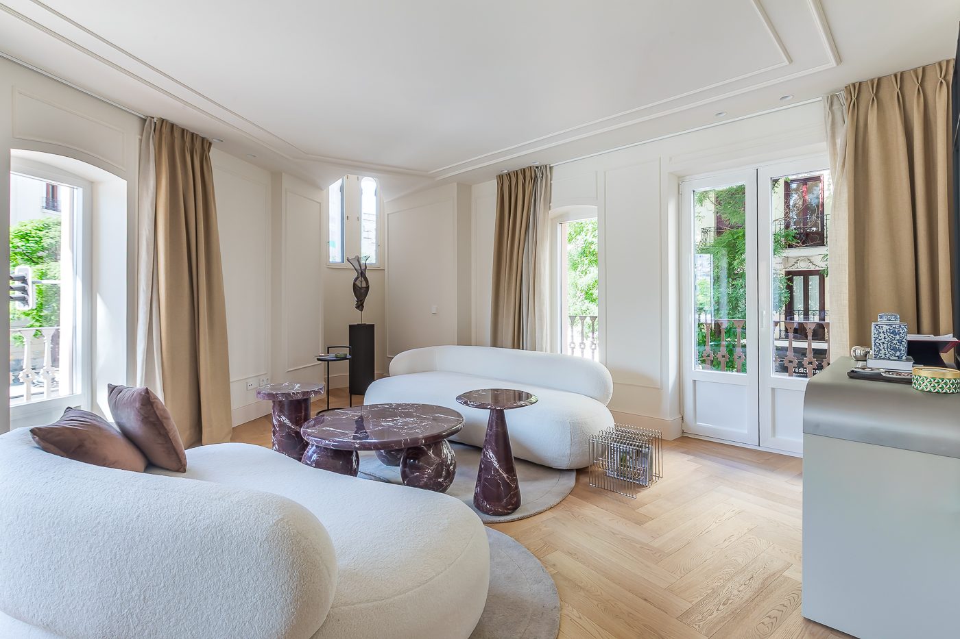 Salón luminoso con molduras y suelo en espiga de la vivienda en venta en Calle Alcalá 145, barrio de Salamanca